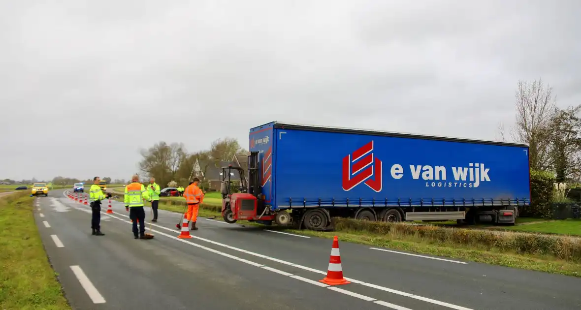 Zwaargewonde bij frontale aanrijding tussen vrachtwagen en personenauto - Foto 4