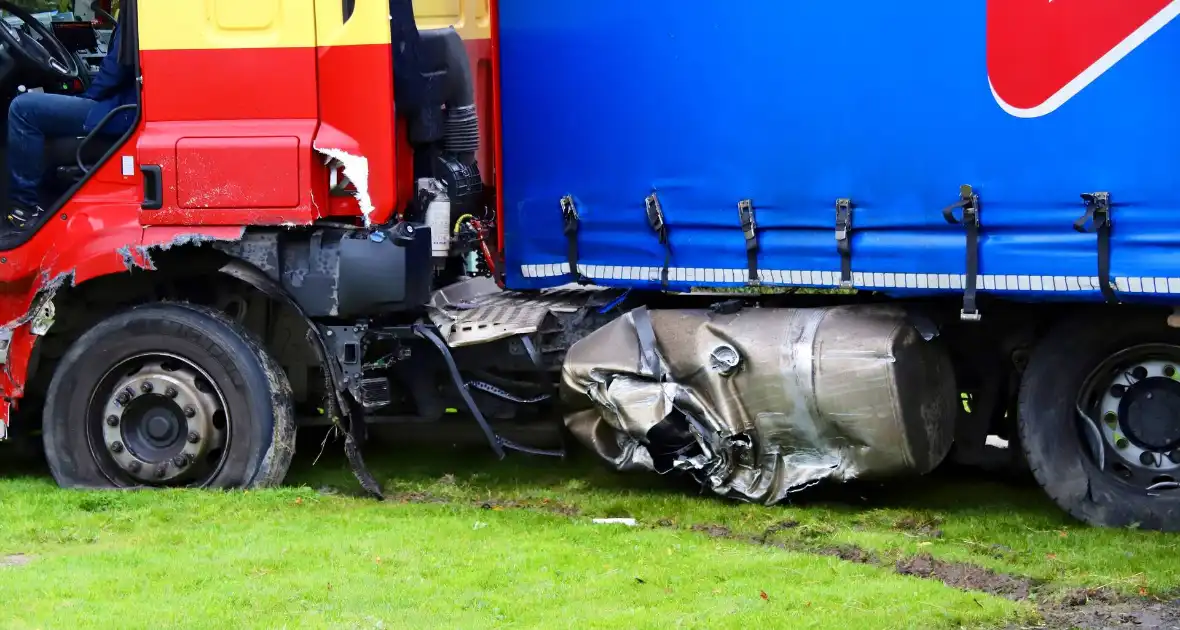 Zwaargewonde bij frontale aanrijding tussen vrachtwagen en personenauto - Foto 5