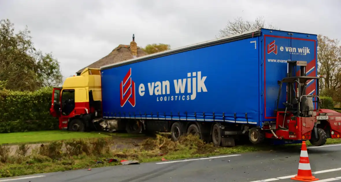 Zwaargewonde bij frontale aanrijding tussen vrachtwagen en personenauto - Foto 6