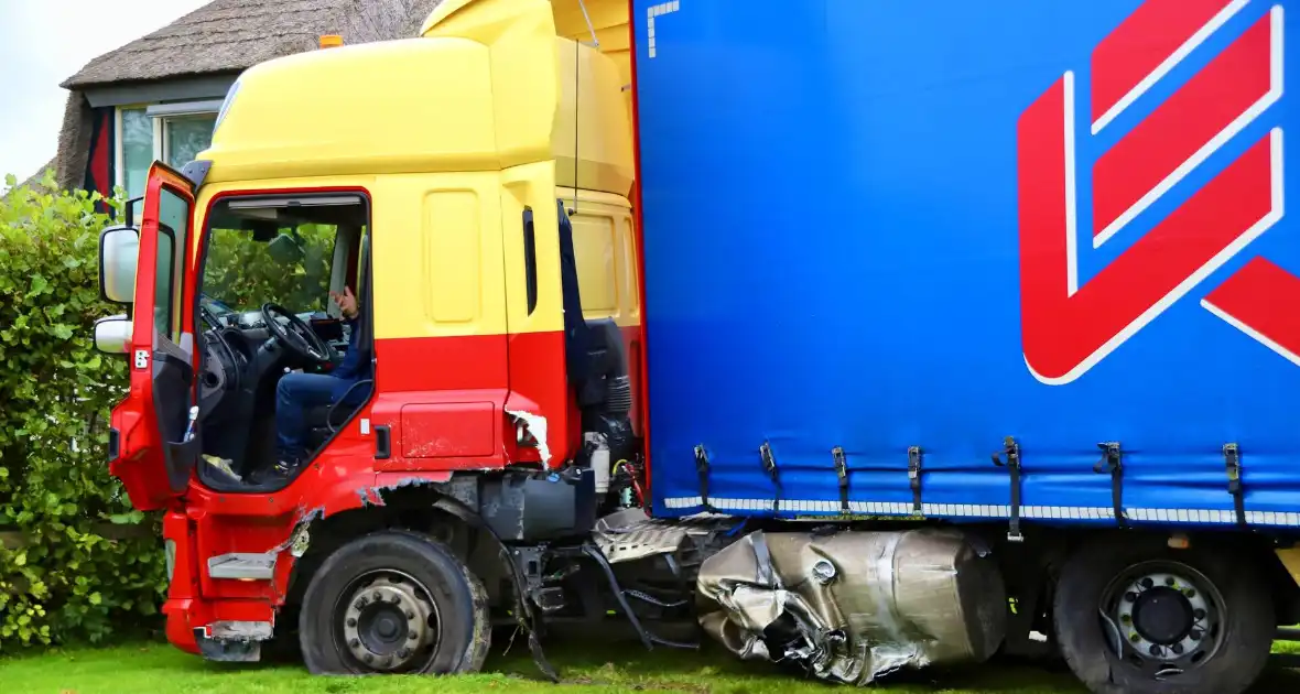 Zwaargewonde bij frontale aanrijding tussen vrachtwagen en personenauto - Foto 7