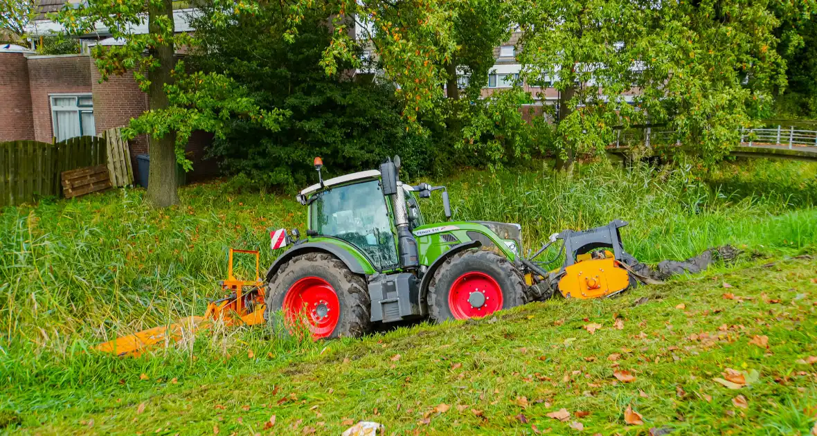 Tractor belandt in sloot tijdens maai werkzaamheden