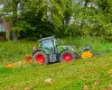 Tractor belandt in sloot tijdens maai werkzaamheden