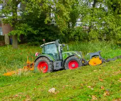 Tractor belandt in sloot tijdens maai werkzaamheden