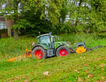 Tractor belandt in sloot tijdens maai werkzaamheden