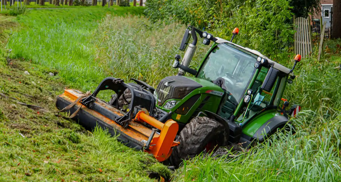 Tractor belandt in sloot tijdens maai werkzaamheden - Foto 1