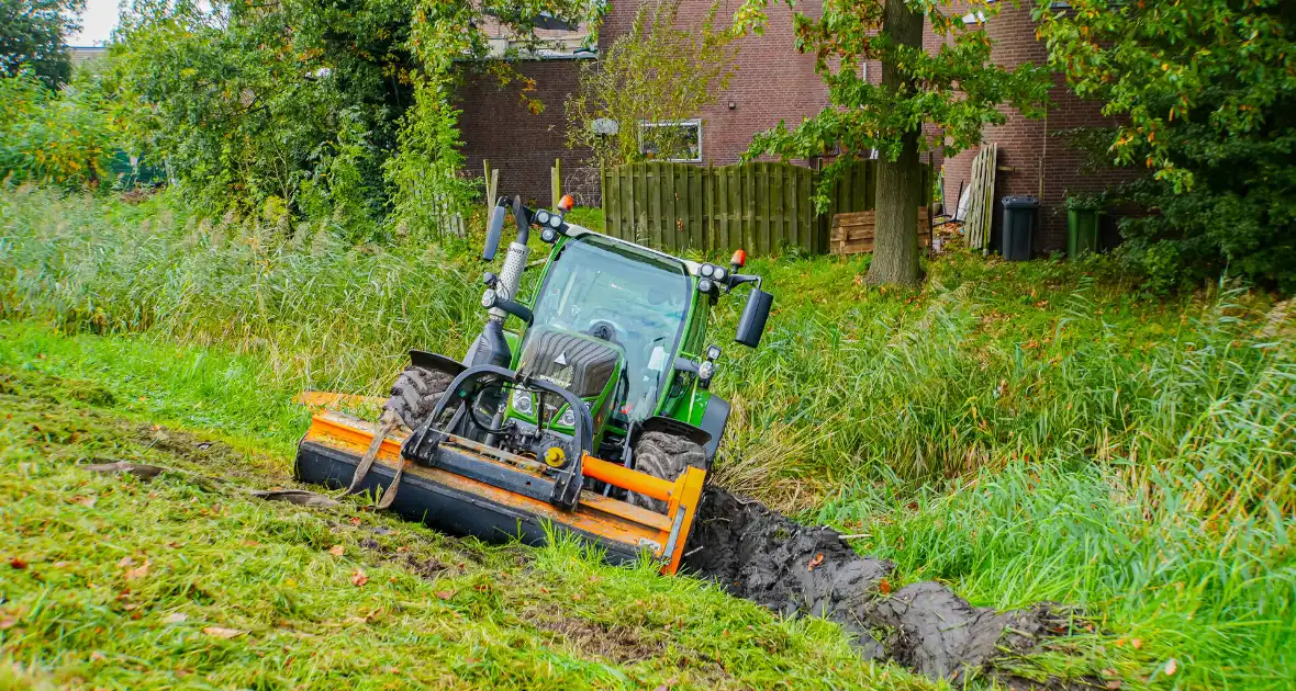 Tractor belandt in sloot tijdens maai werkzaamheden - Foto 2