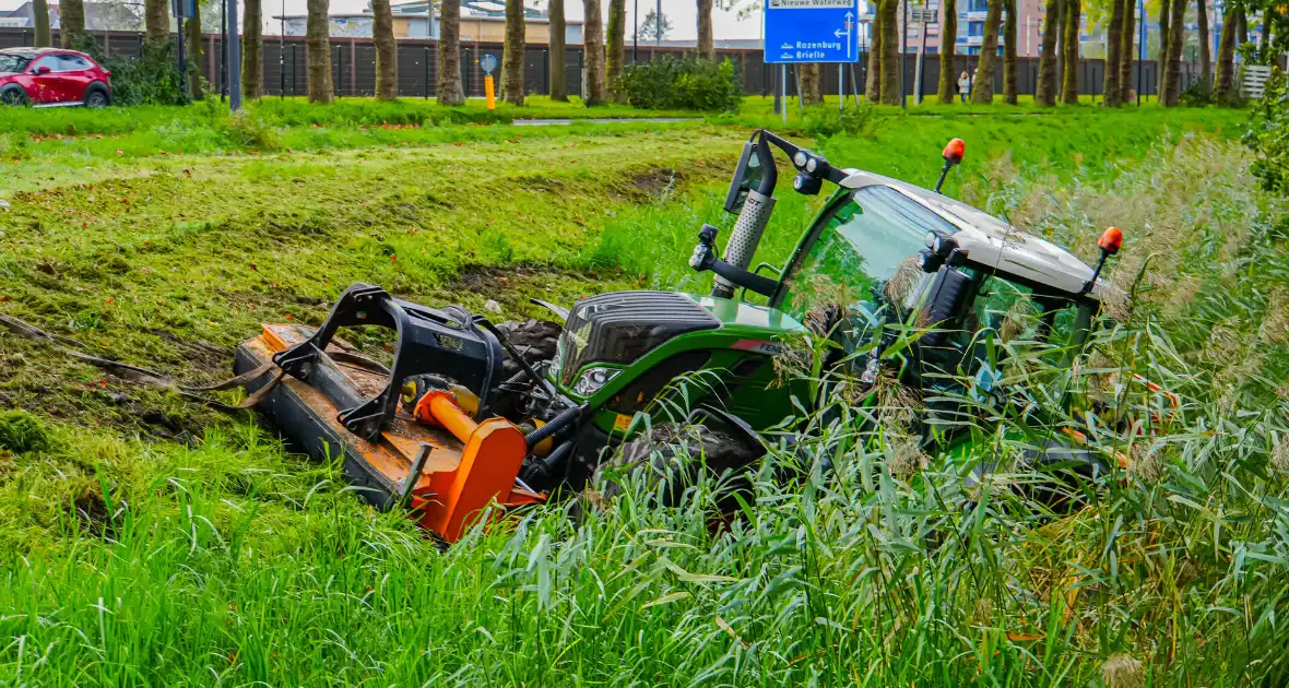 Tractor belandt in sloot tijdens maai werkzaamheden - Foto 3