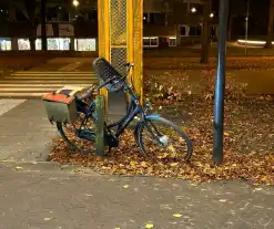 Voorbijgangers treffen gevallen fietser aan