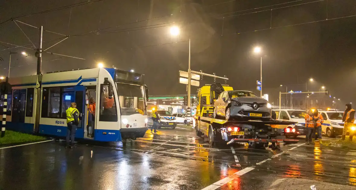 Tram ontspoord na aanrijding met personenauto