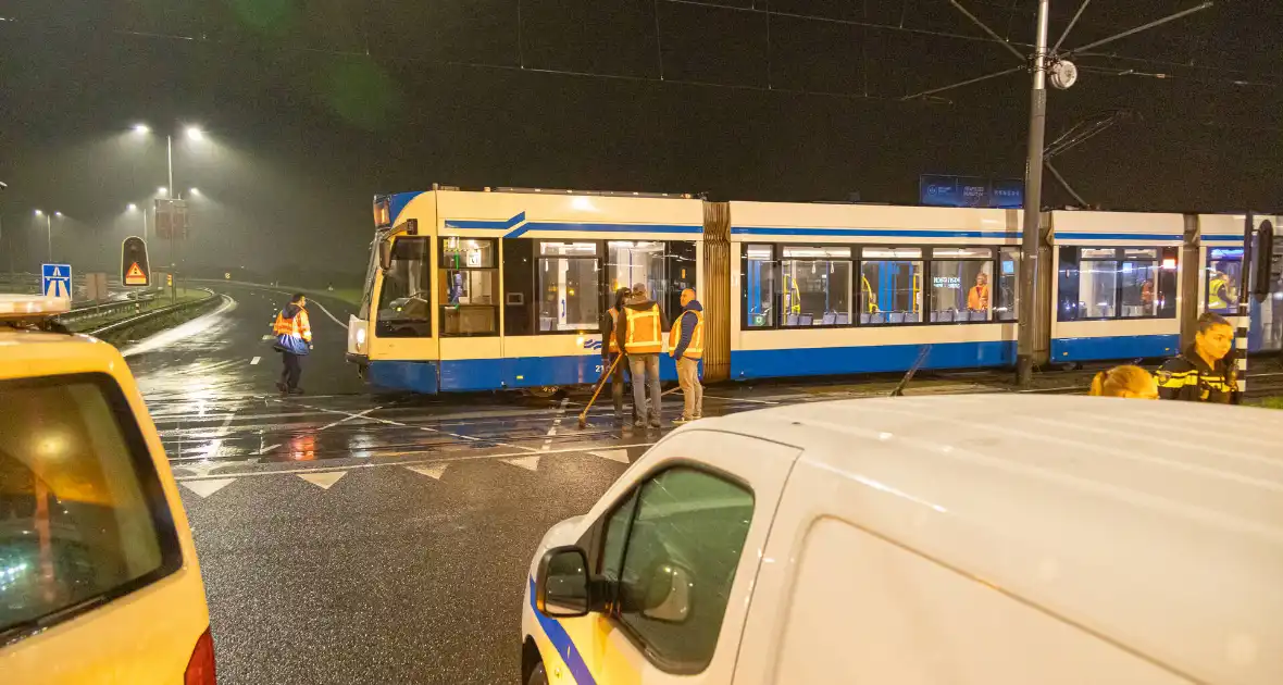 Tram ontspoord na aanrijding met personenauto - Foto 10