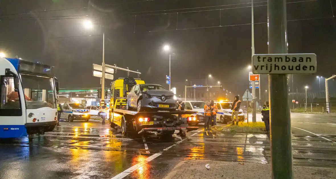 Tram ontspoord na aanrijding met personenauto - Foto 3