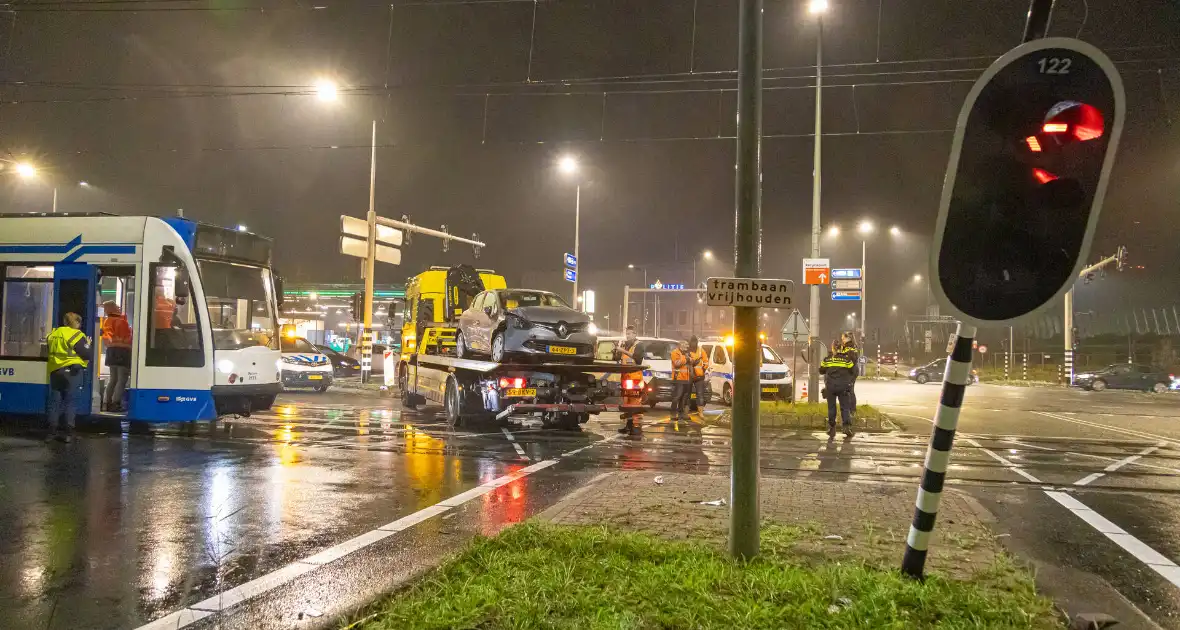 Tram ontspoord na aanrijding met personenauto - Foto 4