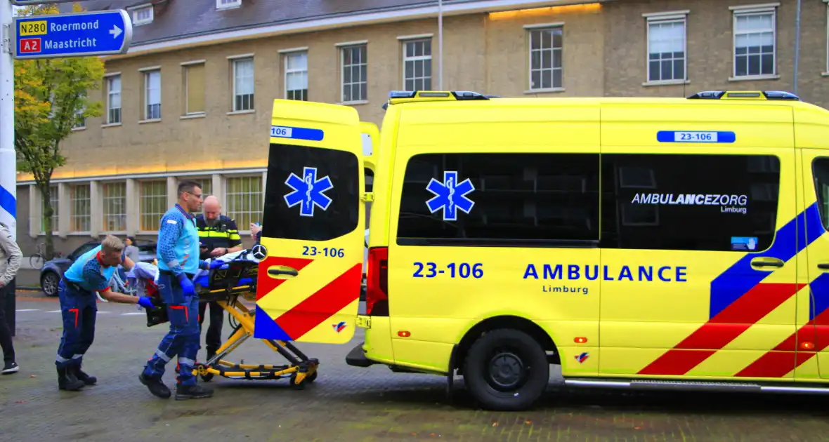 Fietser ten val bij aanrijding met auto - Foto 2