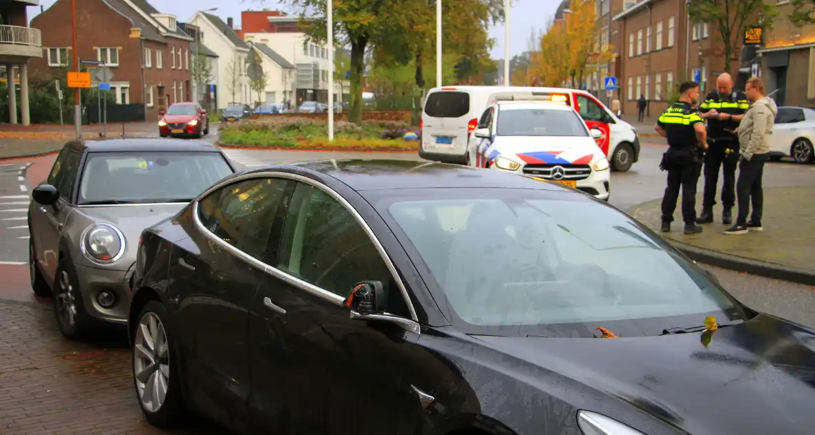 Fietser ten val bij aanrijding met auto - Foto 3