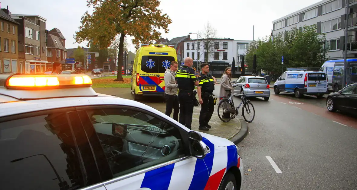 Fietser ten val bij aanrijding met auto - Foto 4