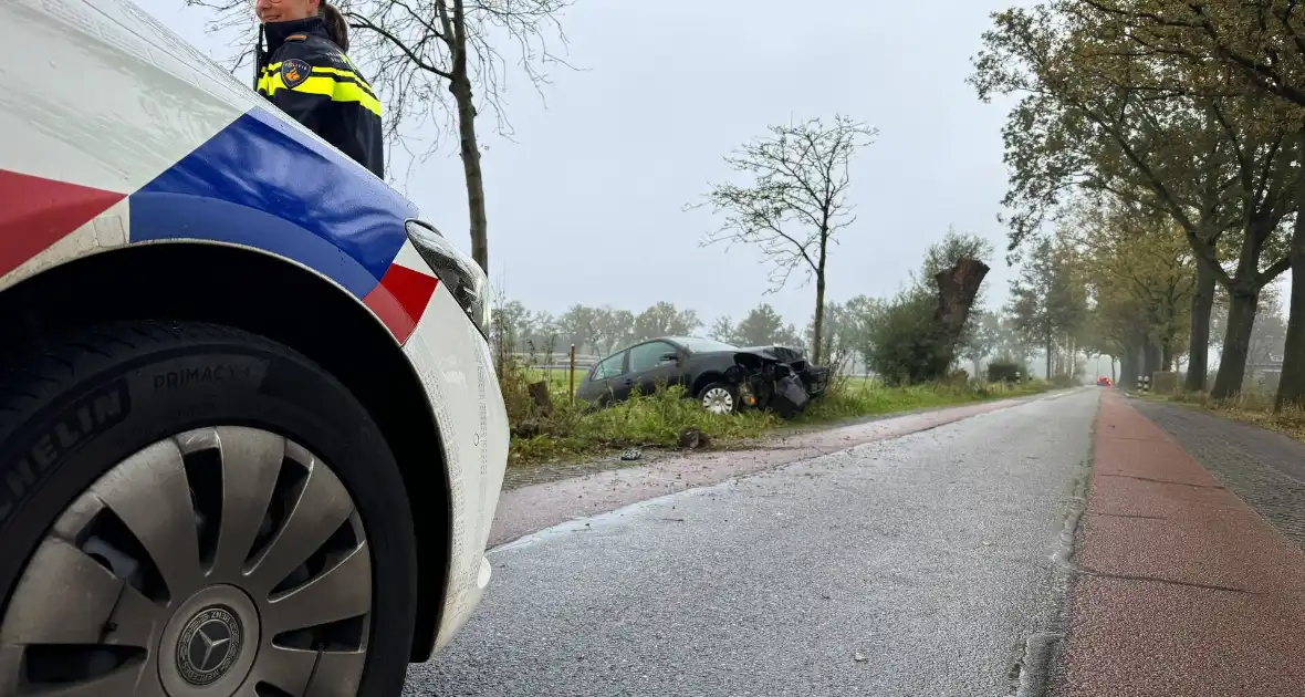 Vrouw raakt van de weg en eindigt in sloot na botsing