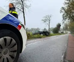 Vrouw raakt van de weg en eindigt in sloot na botsing