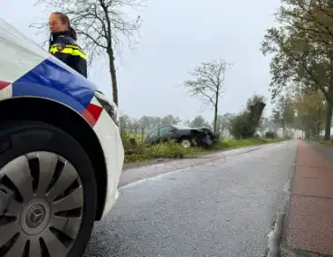 Vrouw raakt van de weg en eindigt in sloot na botsing