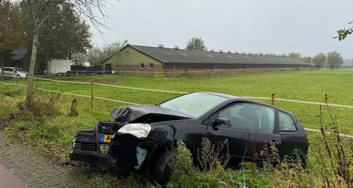 Vrouw raakt van de weg en eindigt in sloot na botsing - Foto 1