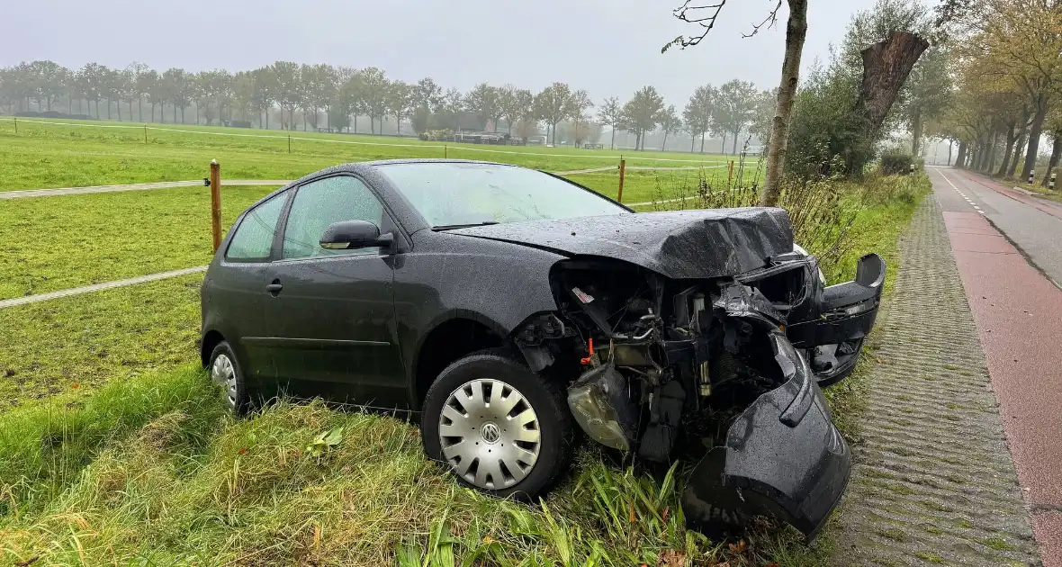 Vrouw raakt van de weg en eindigt in sloot na botsing - Foto 2