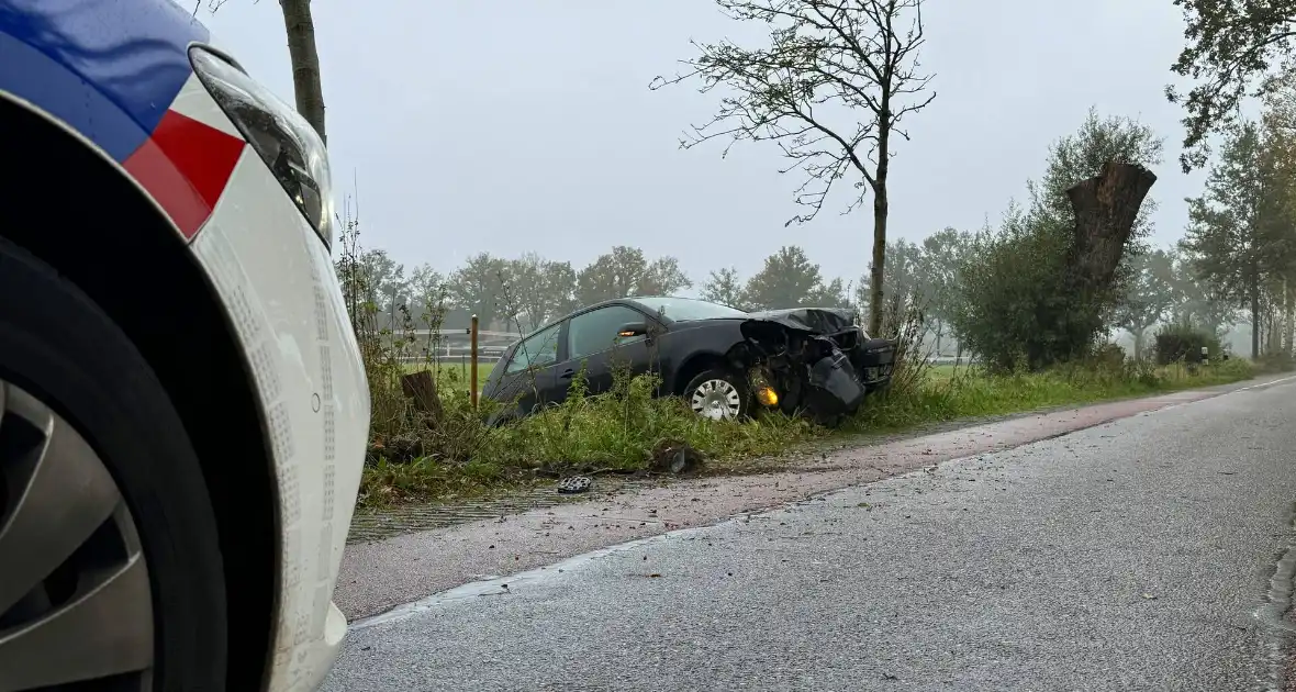 Vrouw raakt van de weg en eindigt in sloot na botsing - Foto 3