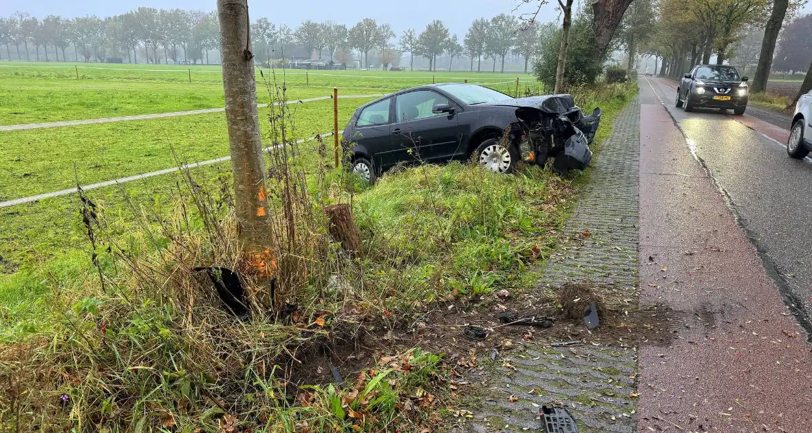 Vrouw raakt van de weg en eindigt in sloot na botsing - Foto 4