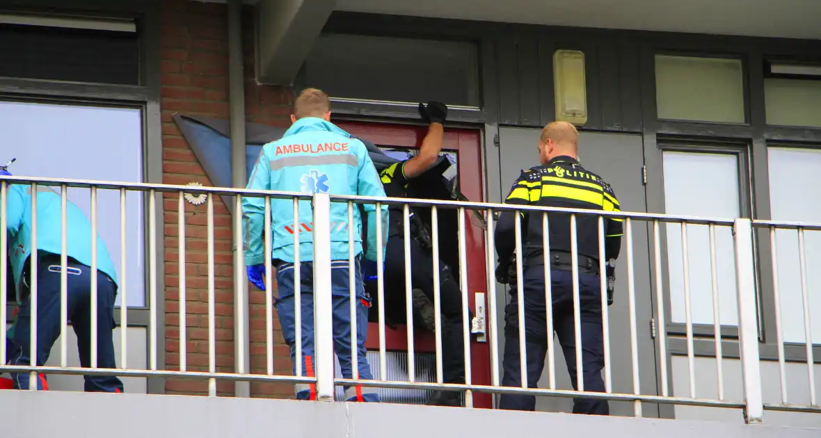 Politie ramt woning open voor ambulancedienst - Foto 7