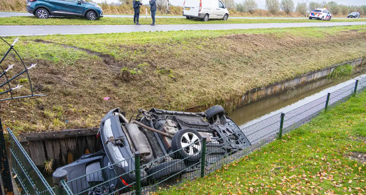 Auto word geraakt door bestelbus en belandt in sloot