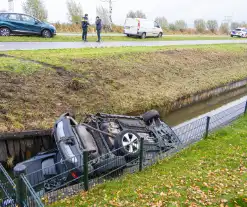 Auto word geraakt door bestelbus en belandt in sloot