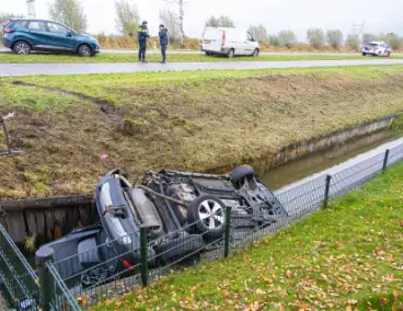 Auto word geraakt door bestelbus en belandt in sloot