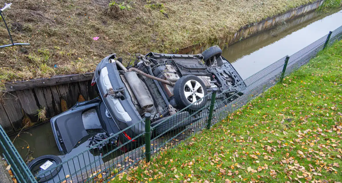 Auto word geraakt door bestelbus en belandt in sloot - Foto 1