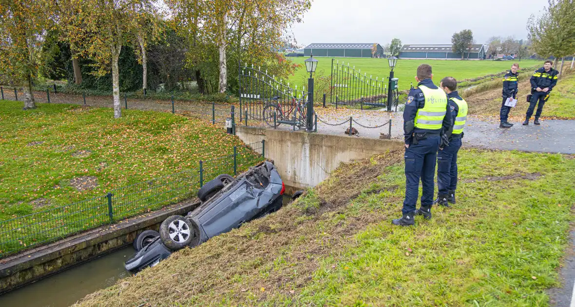 Auto word geraakt door bestelbus en belandt in sloot - Foto 10