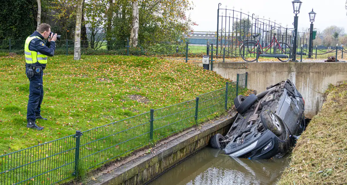 Auto word geraakt door bestelbus en belandt in sloot - Foto 11