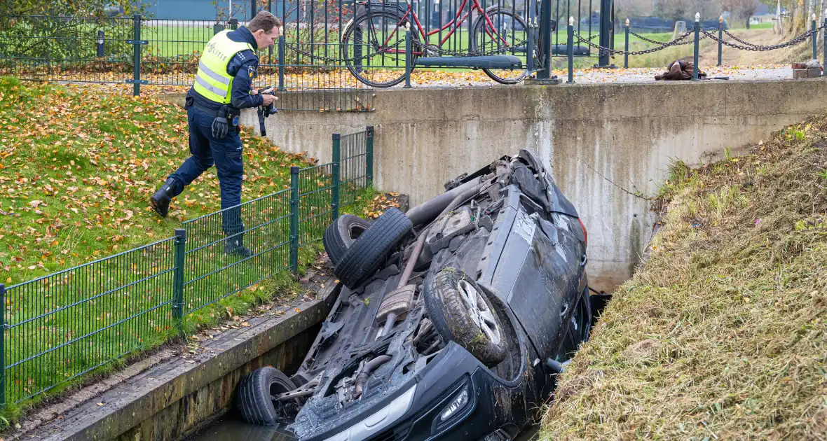 Auto word geraakt door bestelbus en belandt in sloot - Foto 12