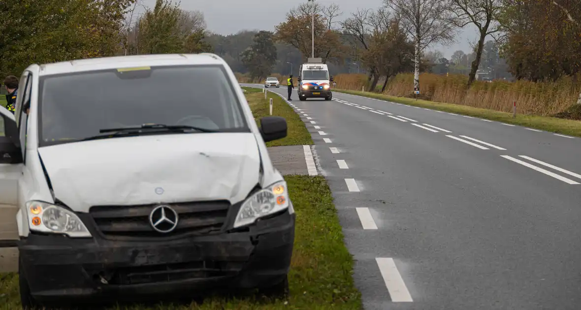 Auto word geraakt door bestelbus en belandt in sloot - Foto 14