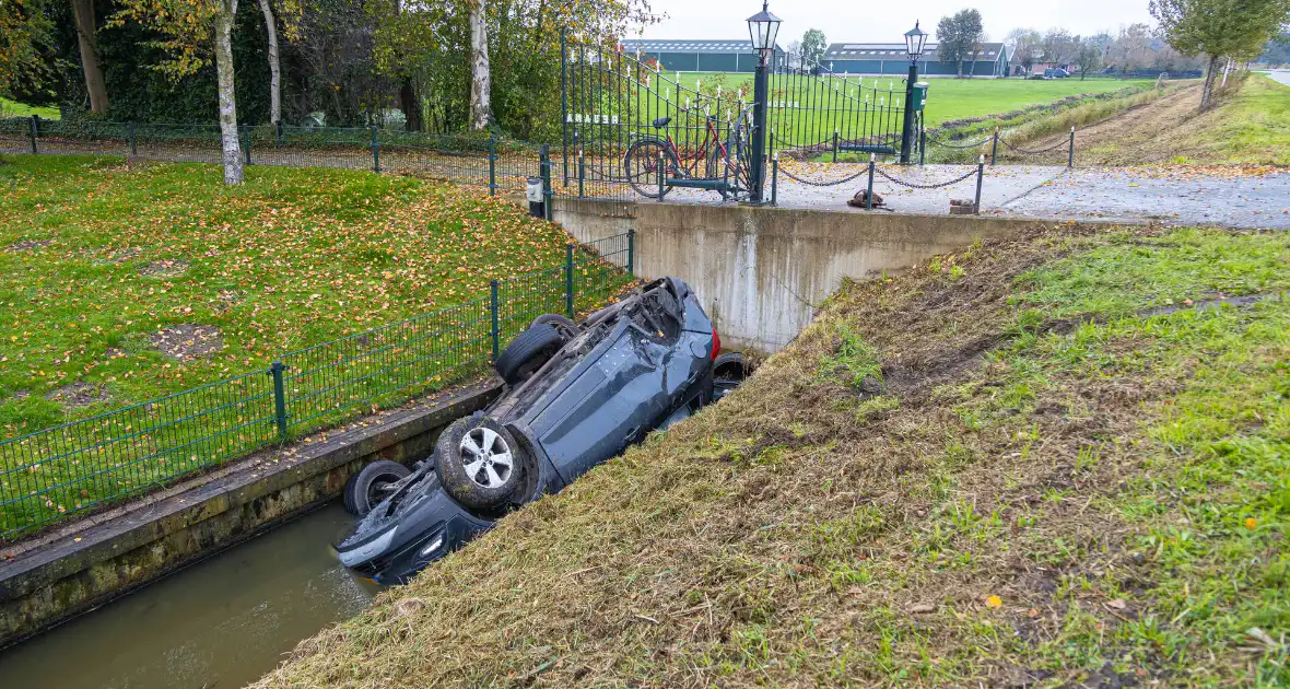 Auto word geraakt door bestelbus en belandt in sloot - Foto 2