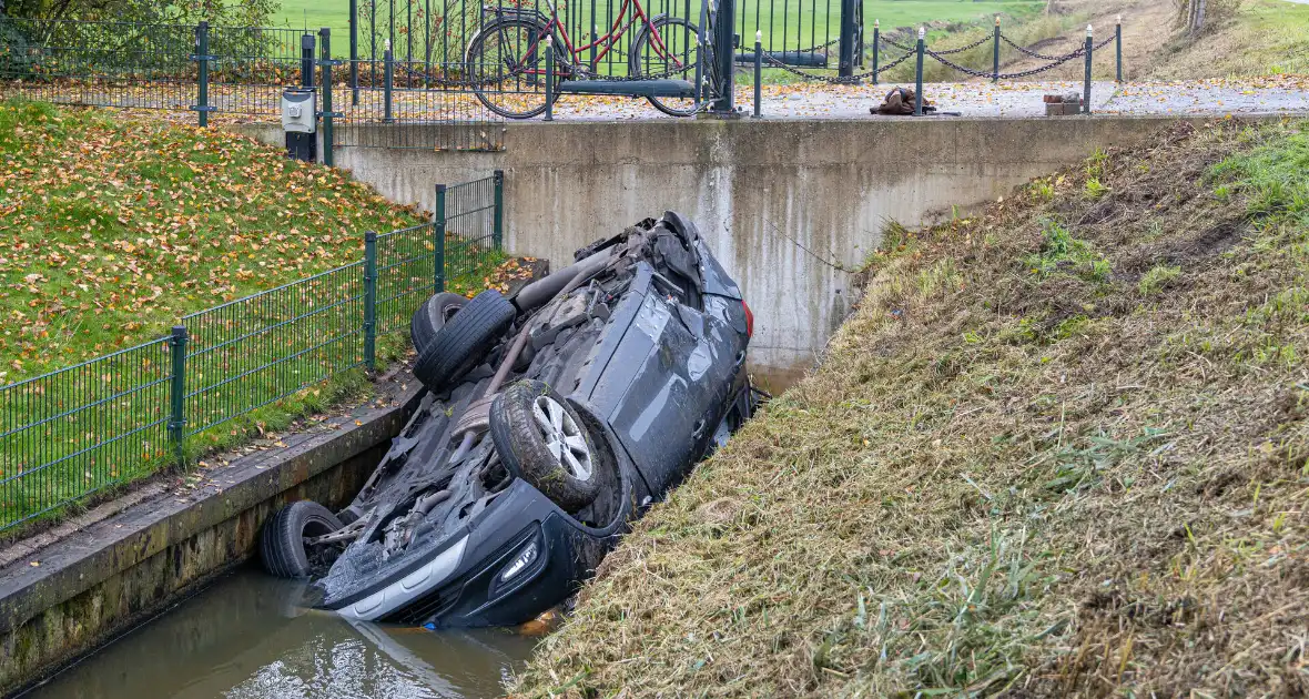 Auto word geraakt door bestelbus en belandt in sloot - Foto 3