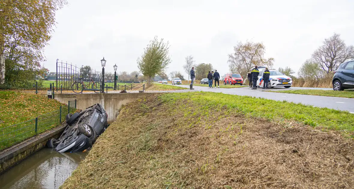 Auto word geraakt door bestelbus en belandt in sloot - Foto 4