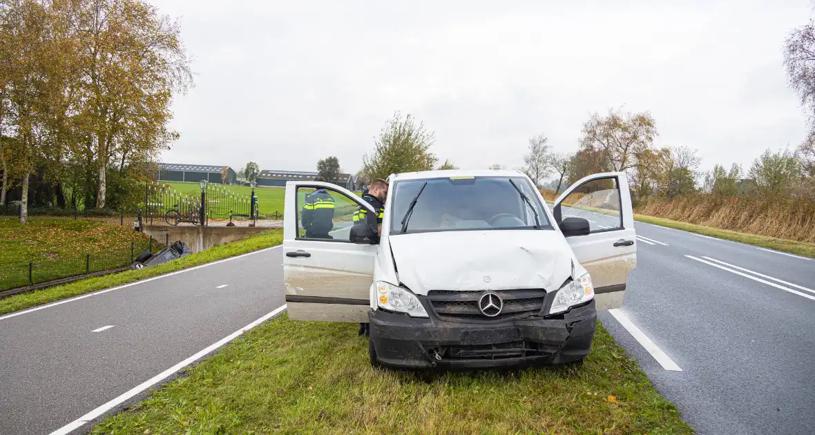 Auto word geraakt door bestelbus en belandt in sloot - Foto 5