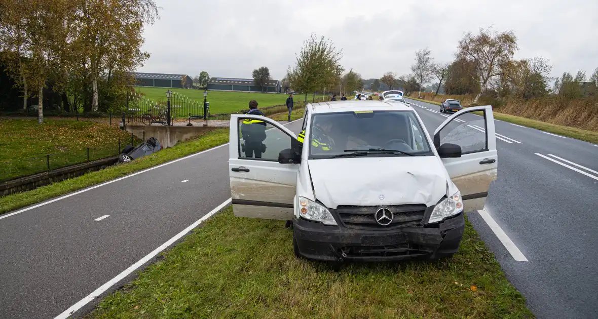 Auto word geraakt door bestelbus en belandt in sloot - Foto 6