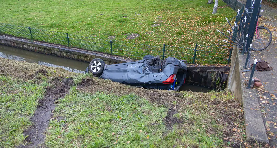 Auto word geraakt door bestelbus en belandt in sloot - Foto 7