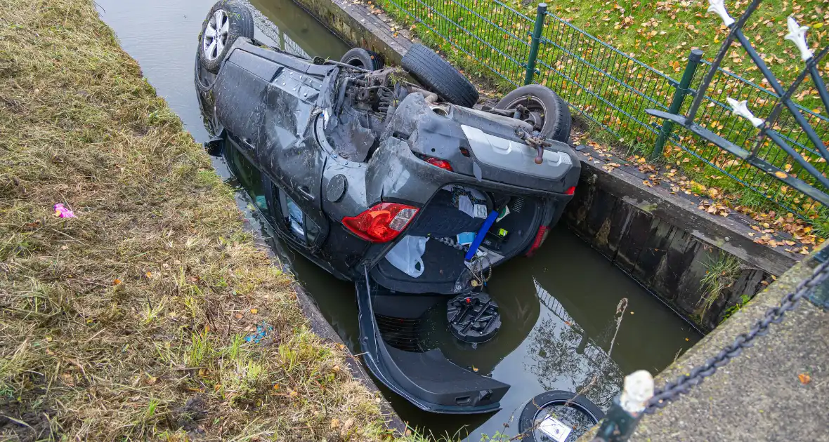 Auto word geraakt door bestelbus en belandt in sloot - Foto 8