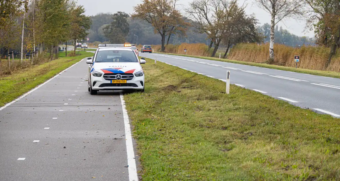 Auto word geraakt door bestelbus en belandt in sloot - Foto 9