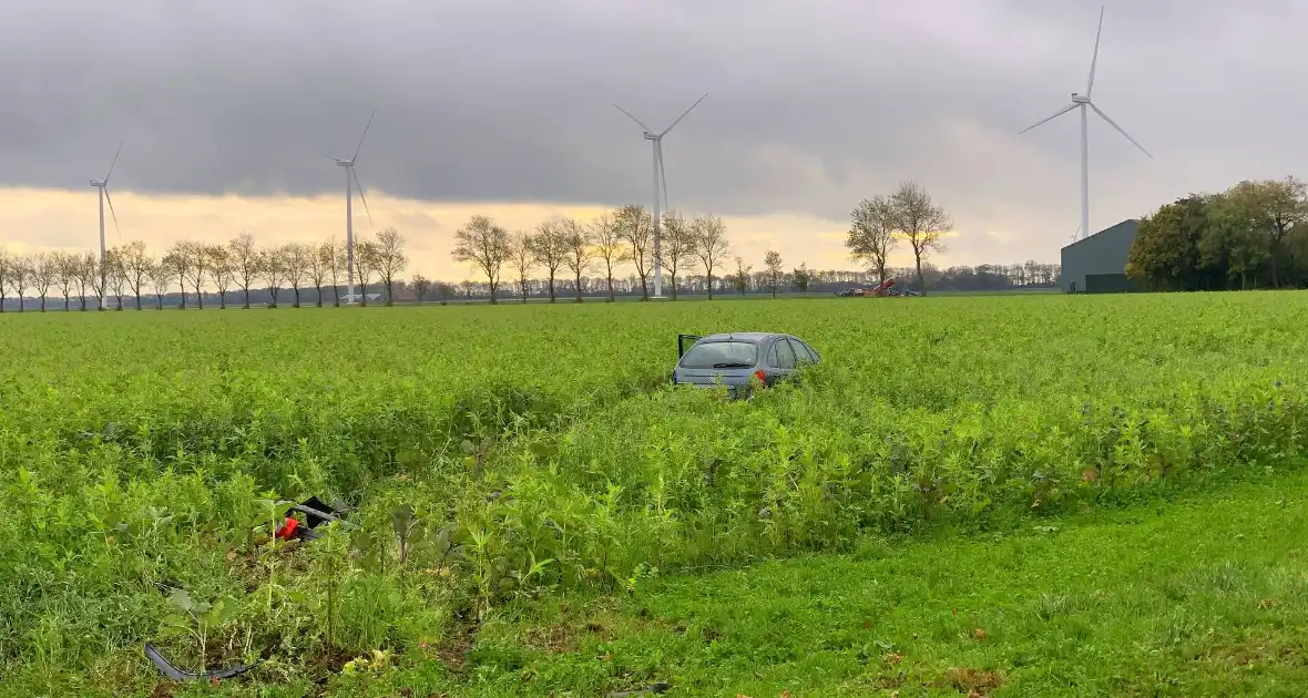 Auto eindigt in weiland na ongeval