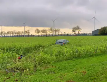 Auto eindigt in weiland na ongeval