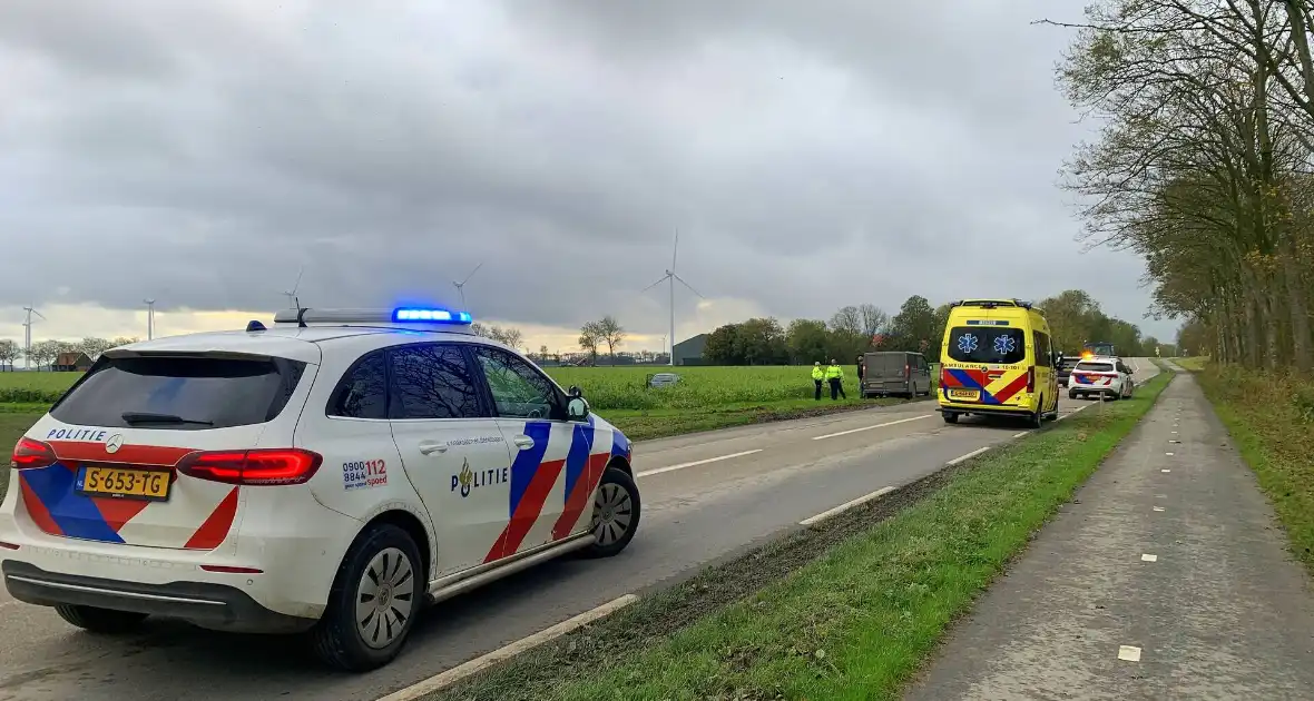 Auto eindigt in weiland na ongeval - Foto 1