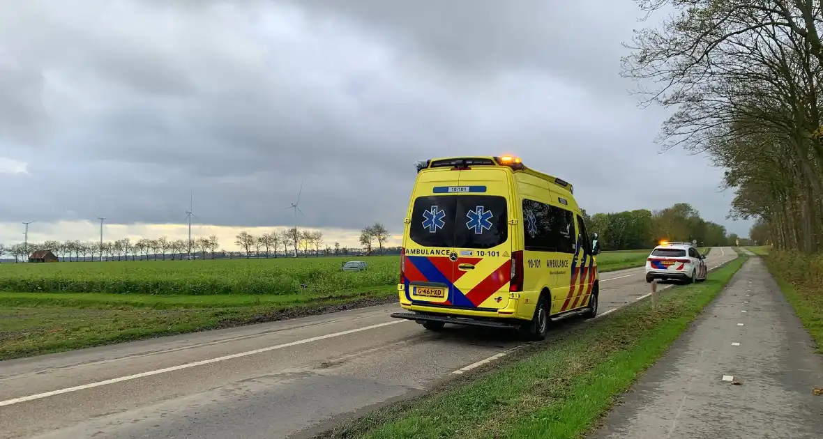 Auto eindigt in weiland na ongeval - Foto 2