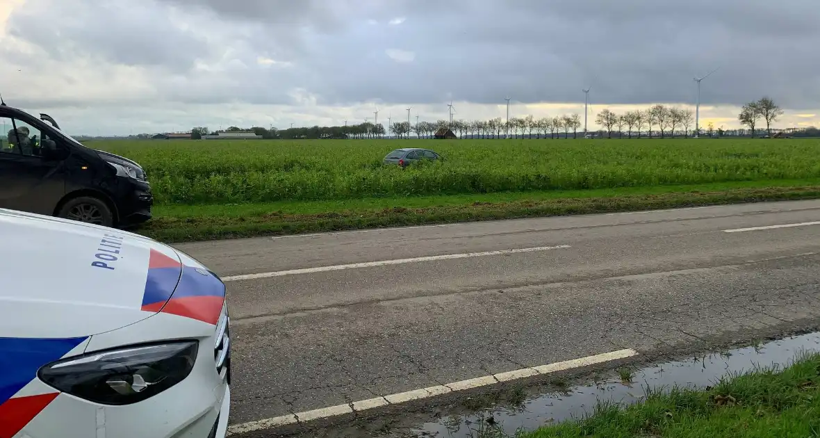 Auto eindigt in weiland na ongeval - Foto 3