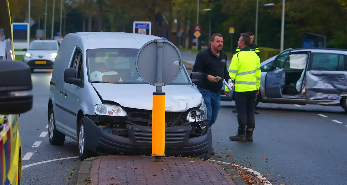 Twee voertuigen zwaar beschadigd bij botsing op kruising