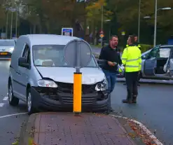 Twee voertuigen zwaar beschadigd bij botsing op kruising